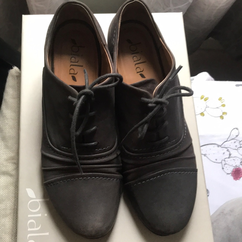 Low heeled women’s dress shoes